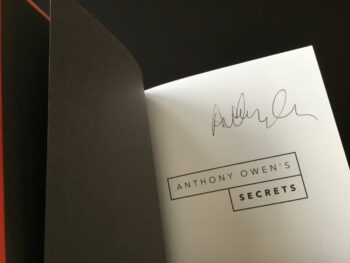 Secrets - Anthony Owen - Signé (en anglais)